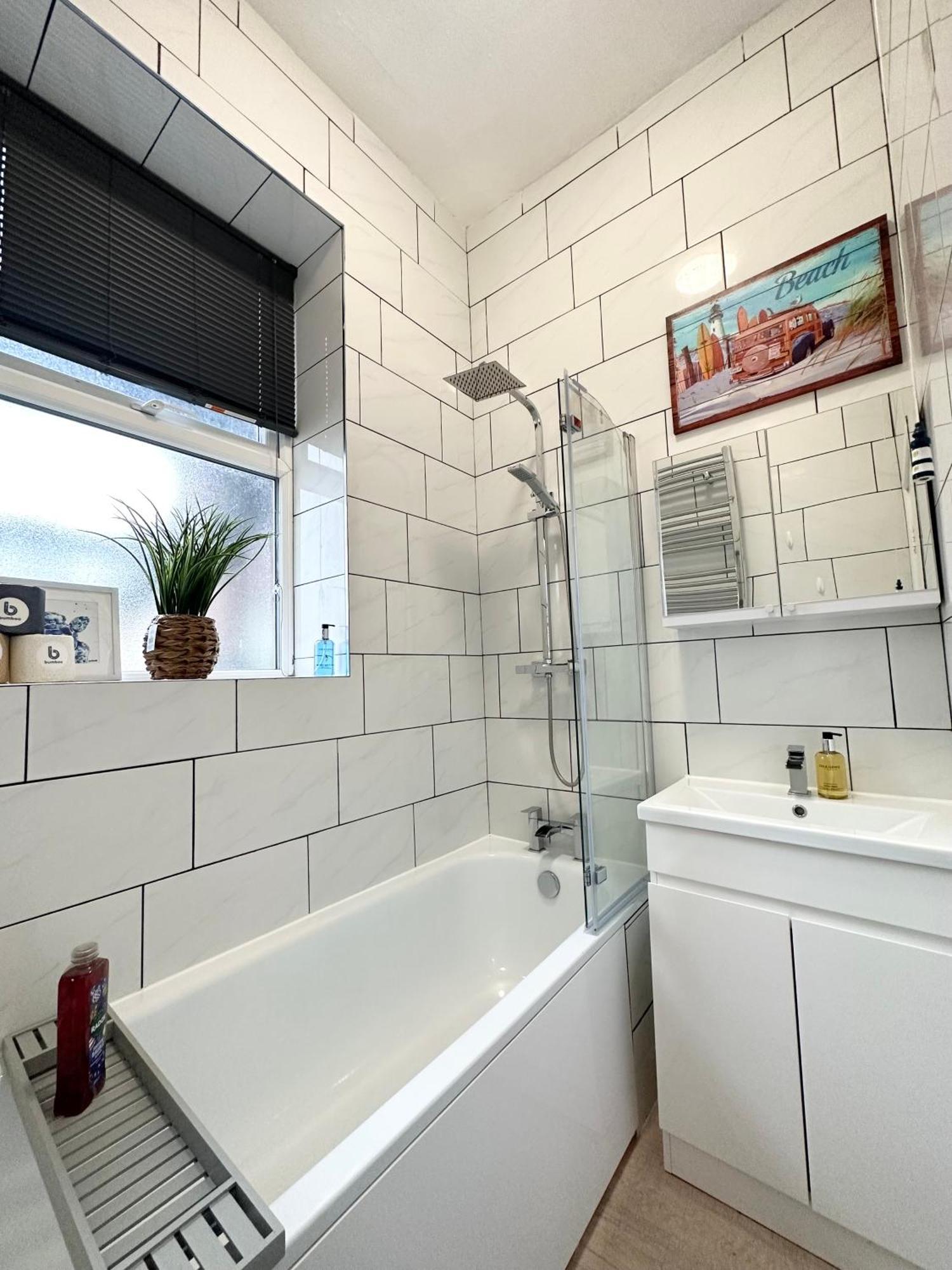 The City Surfer Apartment - By Coastline Retreats - Parking Included - Sleeps 5 - City Centre Борнмът Екстериор снимка