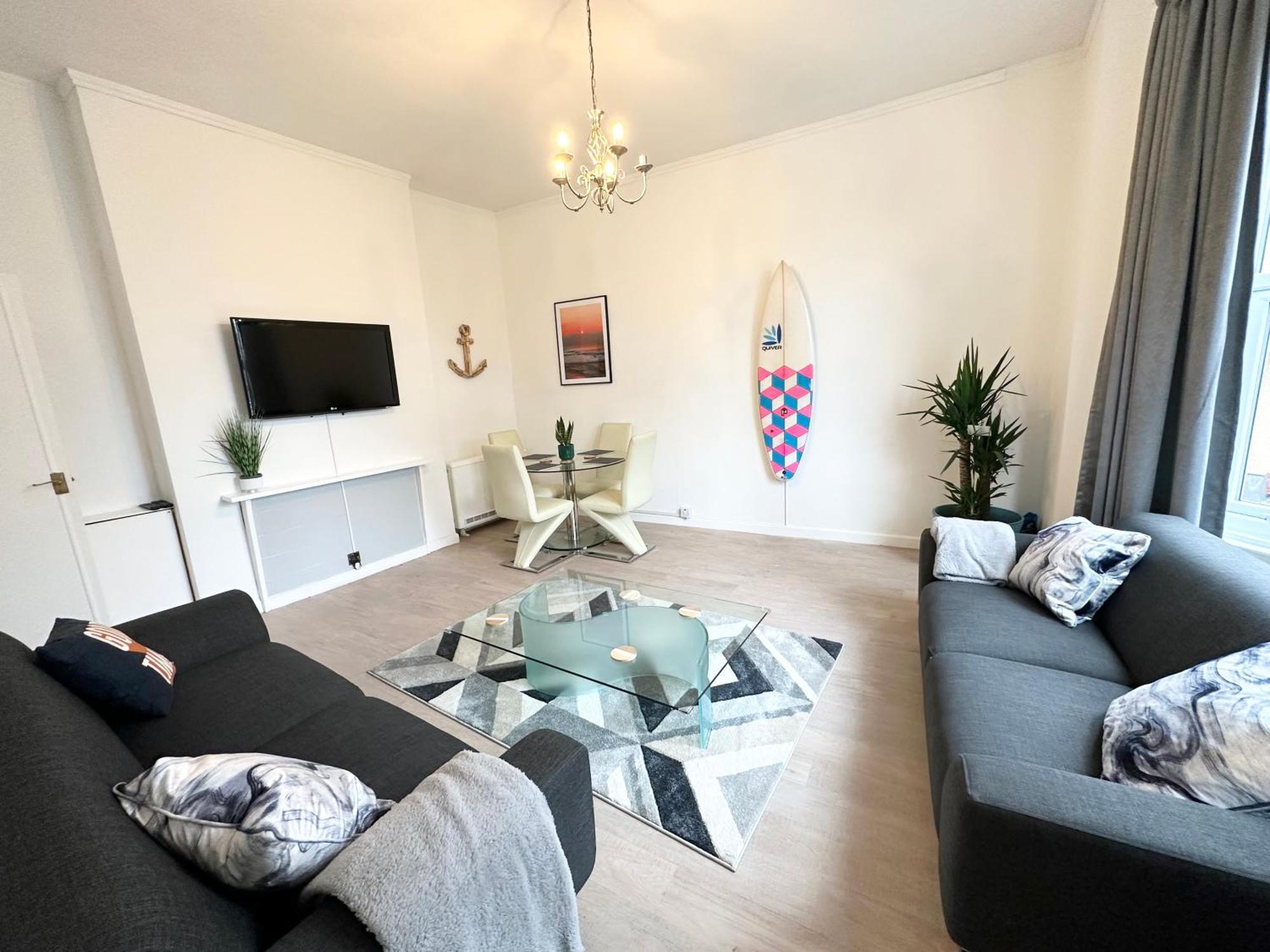 The City Surfer Apartment - By Coastline Retreats - Parking Included - Sleeps 5 - City Centre Борнмът Екстериор снимка