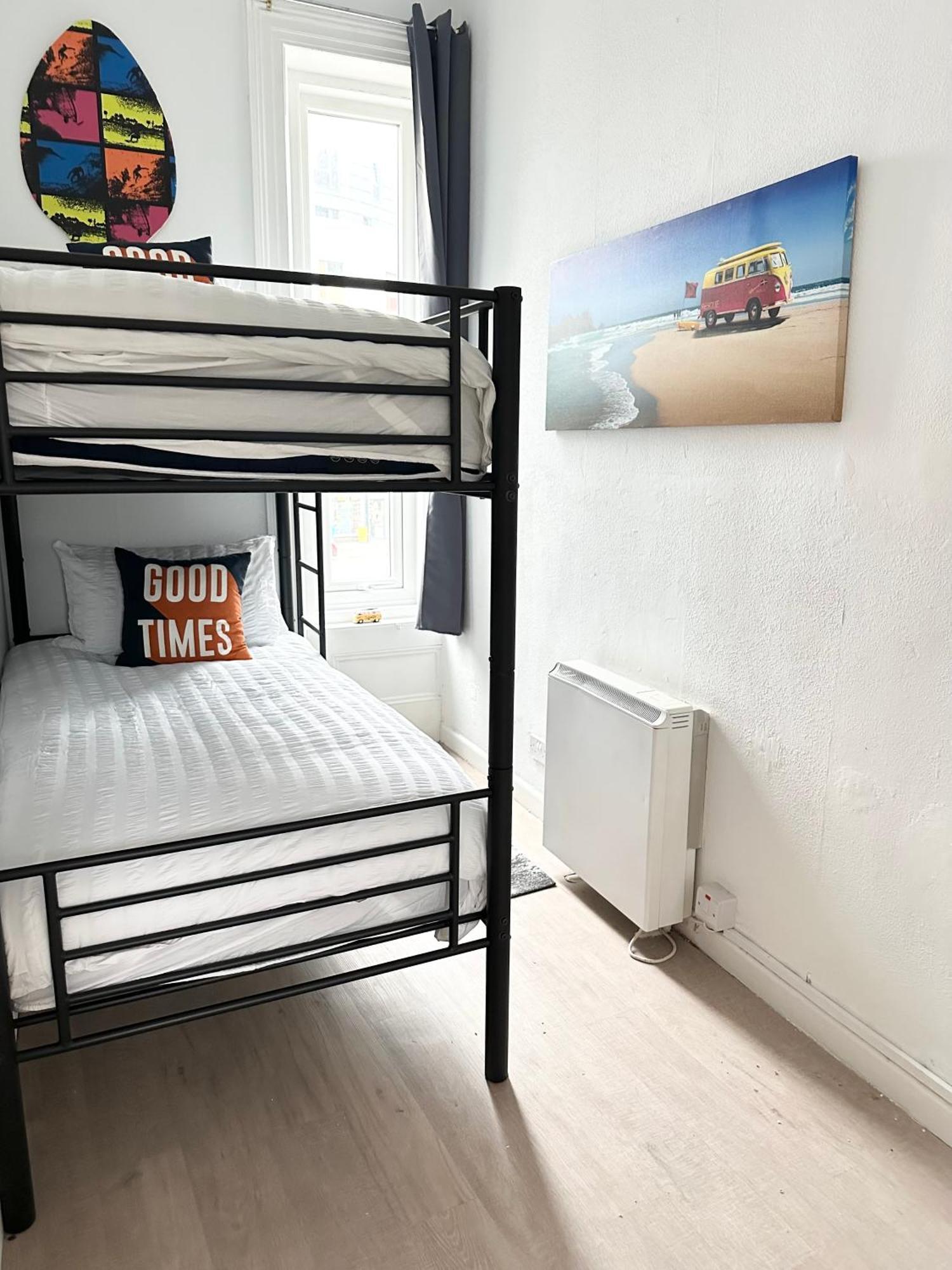 The City Surfer Apartment - By Coastline Retreats - Parking Included - Sleeps 5 - City Centre Борнмът Екстериор снимка