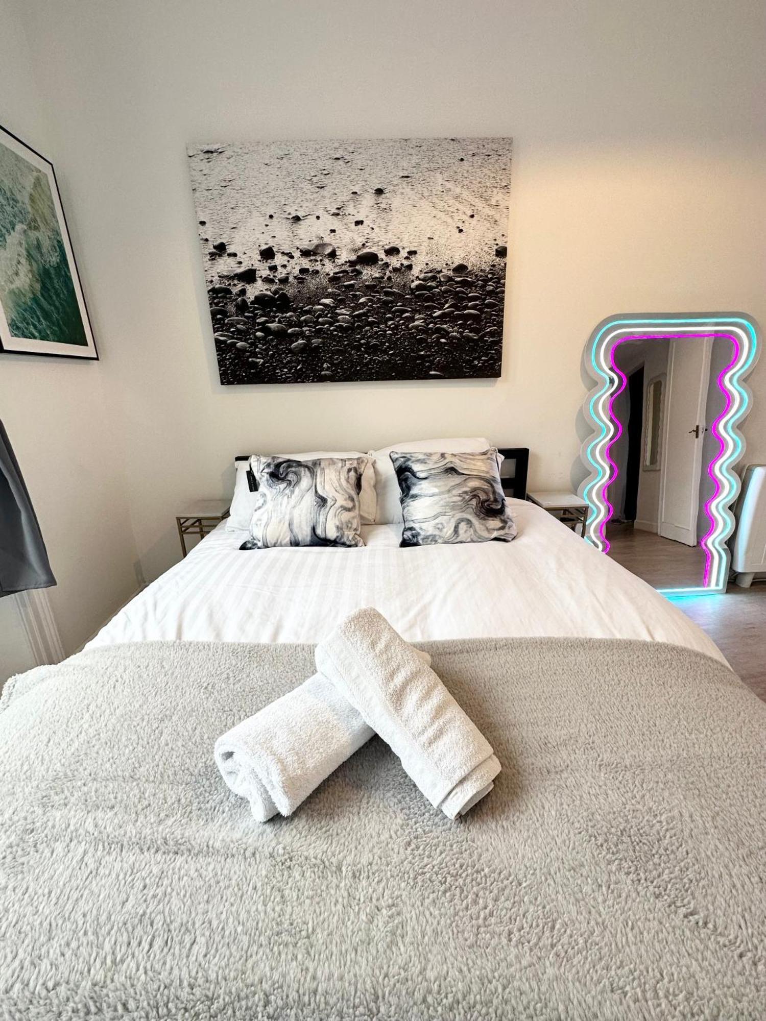 The City Surfer Apartment - By Coastline Retreats - Parking Included - Sleeps 5 - City Centre Борнмът Екстериор снимка