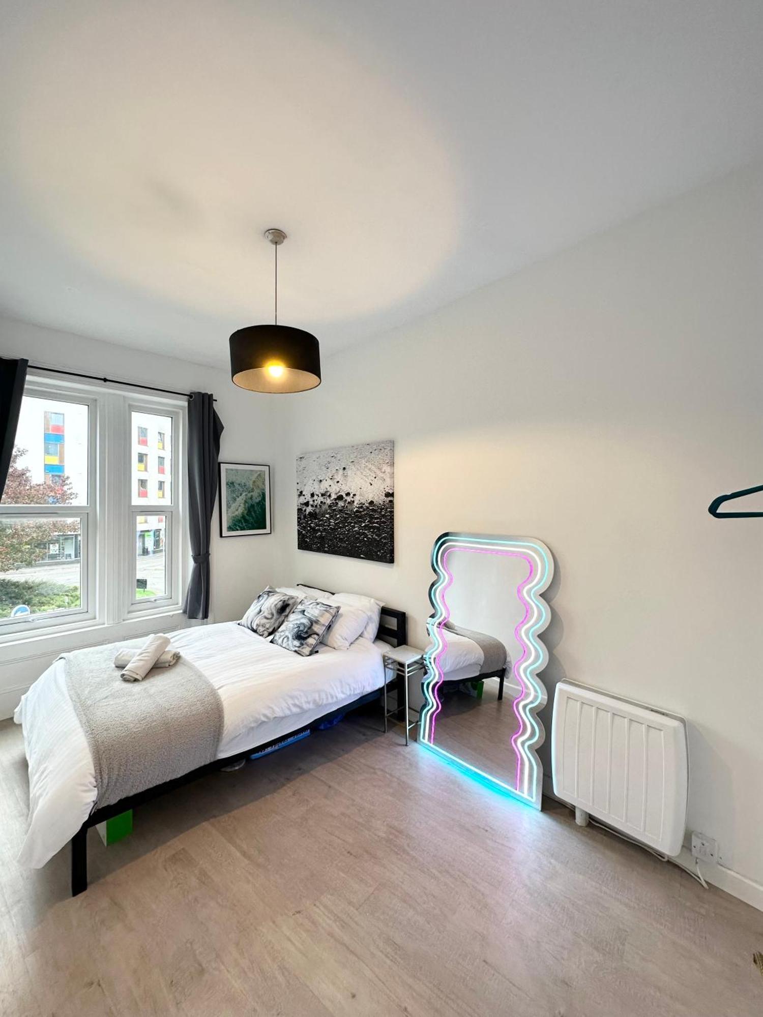 The City Surfer Apartment - By Coastline Retreats - Parking Included - Sleeps 5 - City Centre Борнмът Екстериор снимка