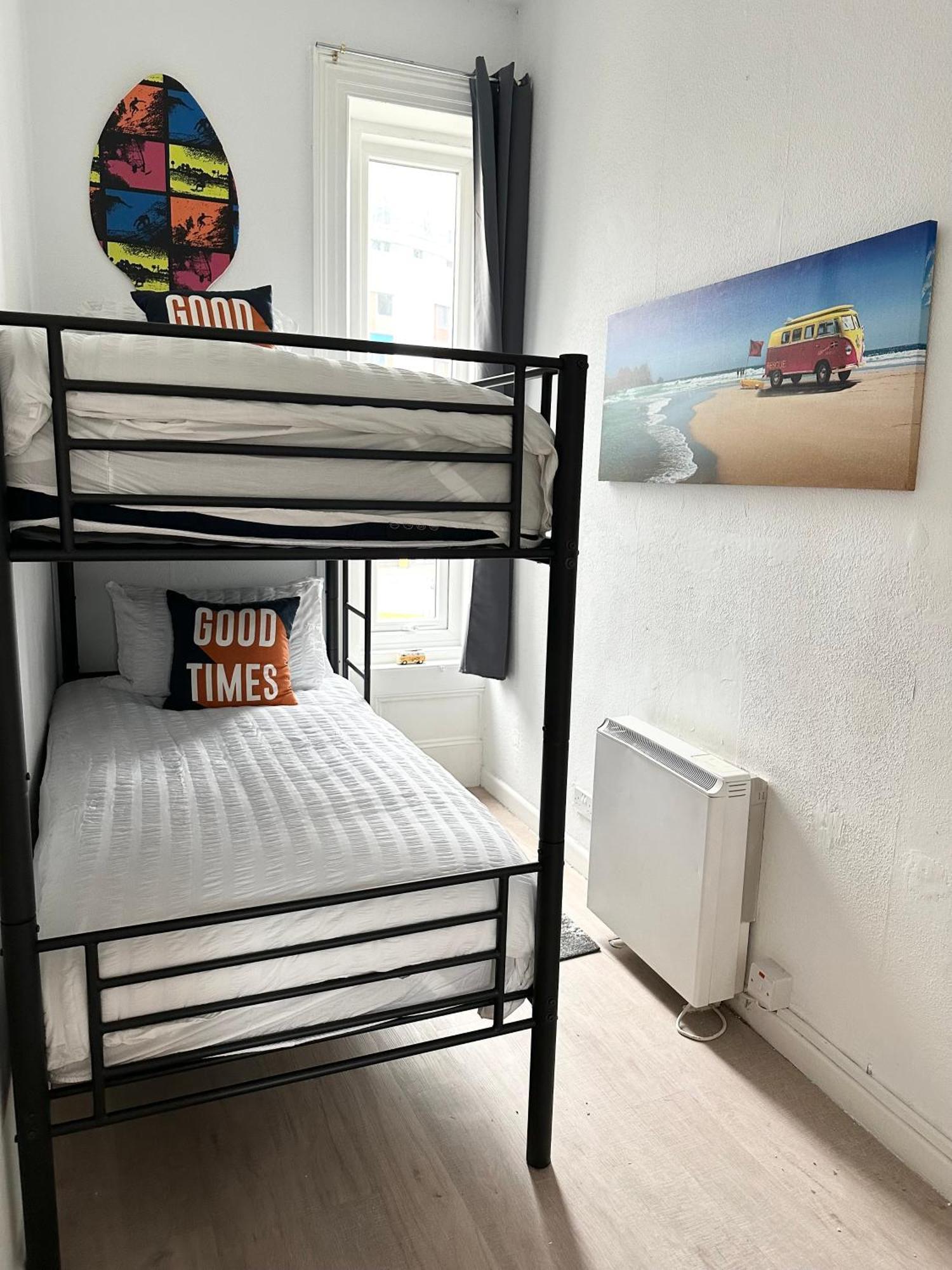 The City Surfer Apartment - By Coastline Retreats - Parking Included - Sleeps 5 - City Centre Борнмът Екстериор снимка