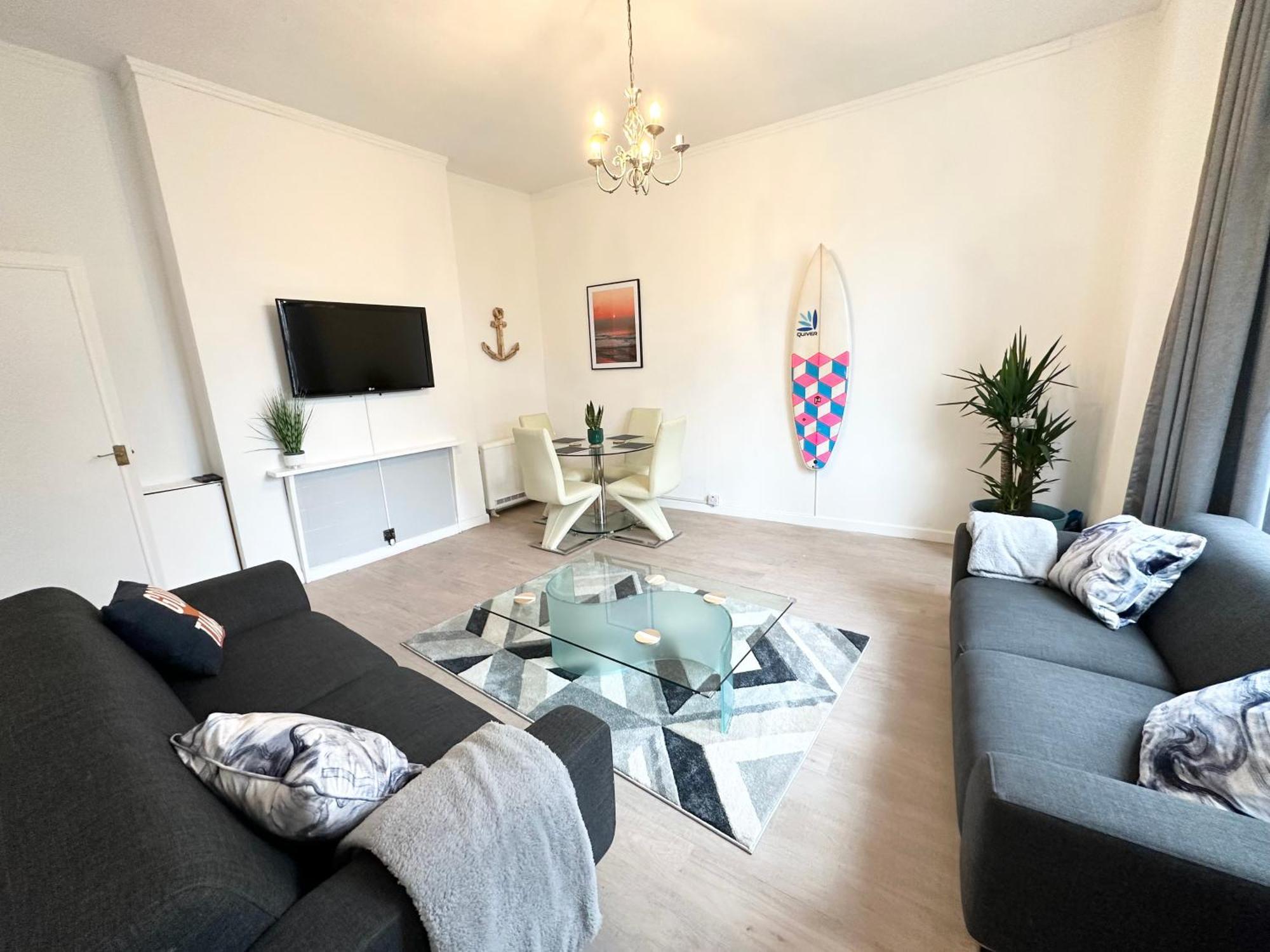 The City Surfer Apartment - By Coastline Retreats - Parking Included - Sleeps 5 - City Centre Борнмът Екстериор снимка
