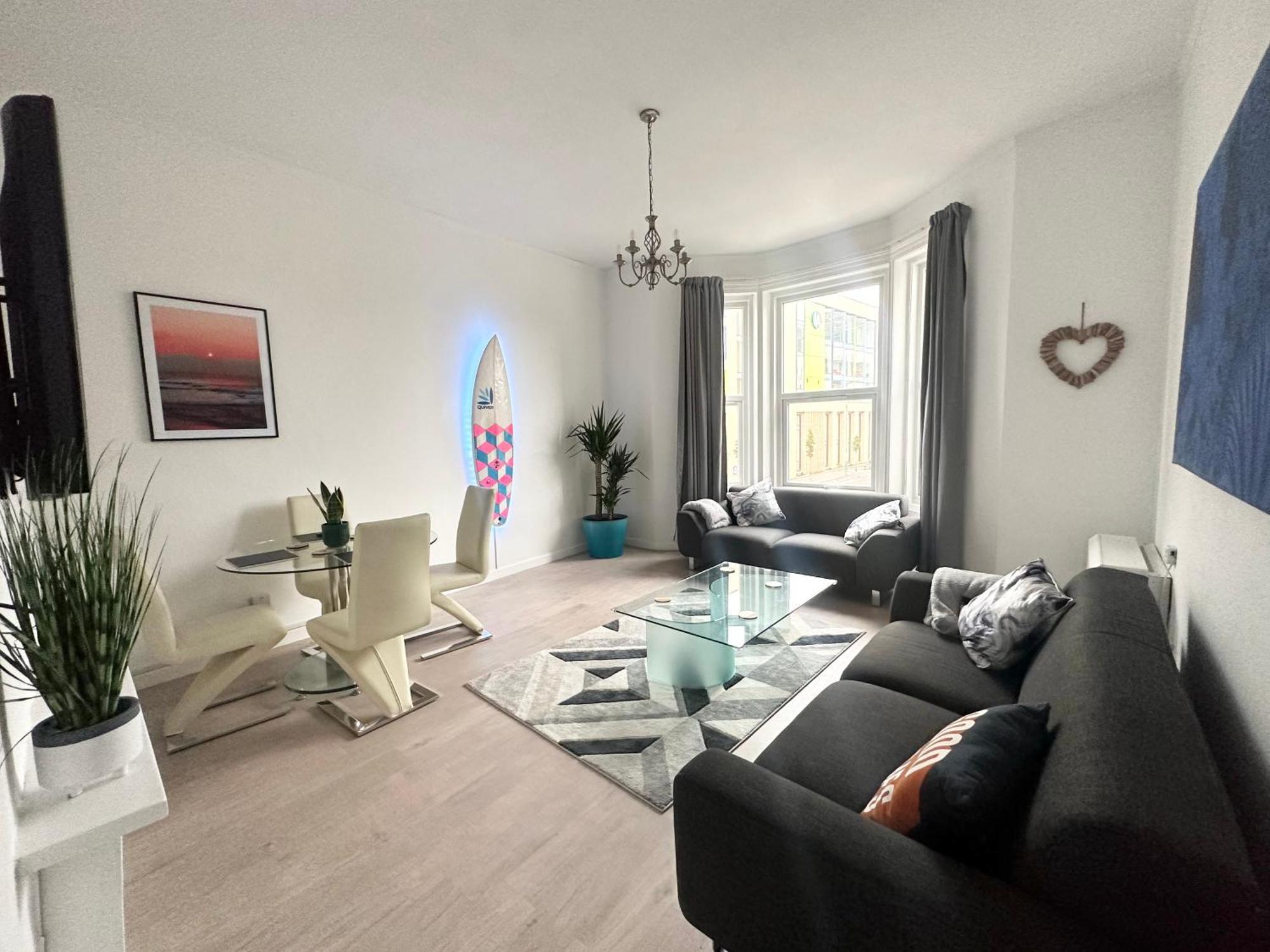 The City Surfer Apartment - By Coastline Retreats - Parking Included - Sleeps 5 - City Centre Борнмът Екстериор снимка
